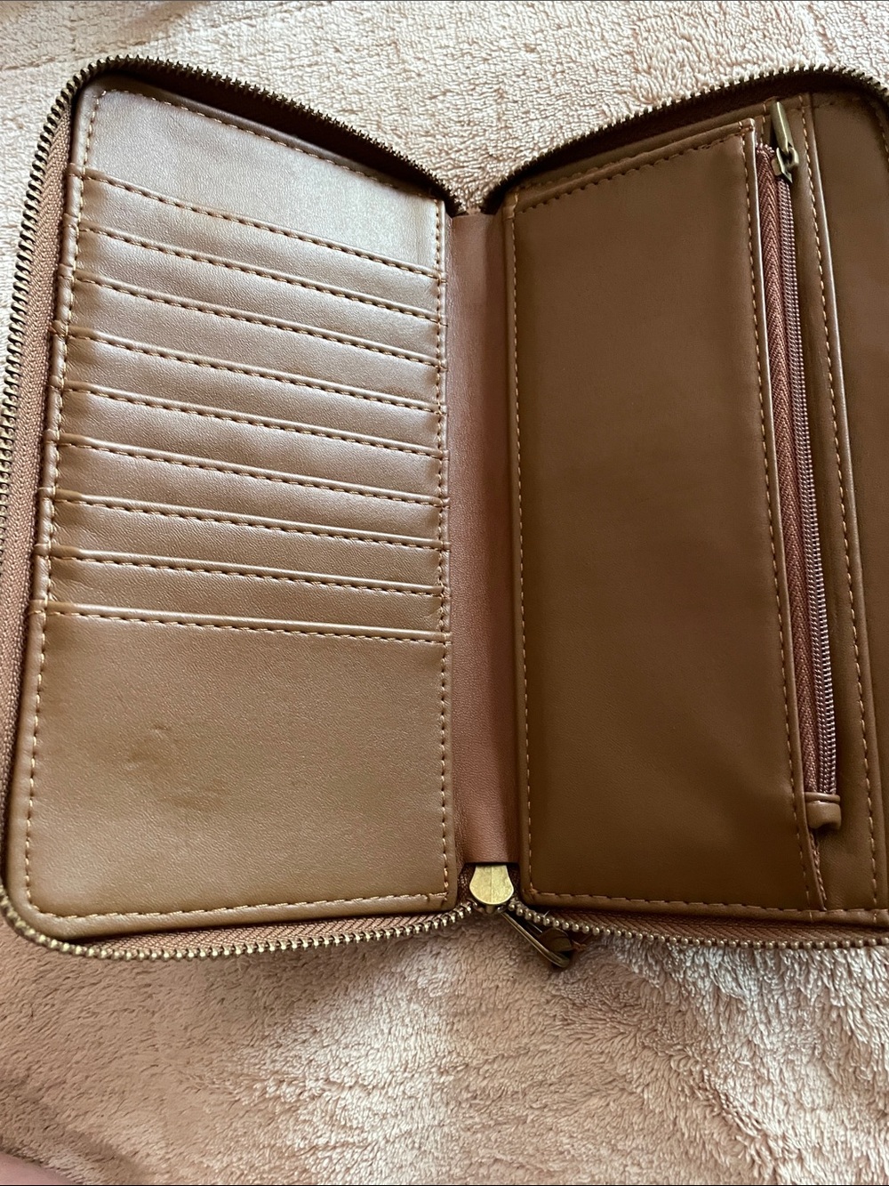 Universal Thread Zip-Around Wallet - Picture 4 of 7